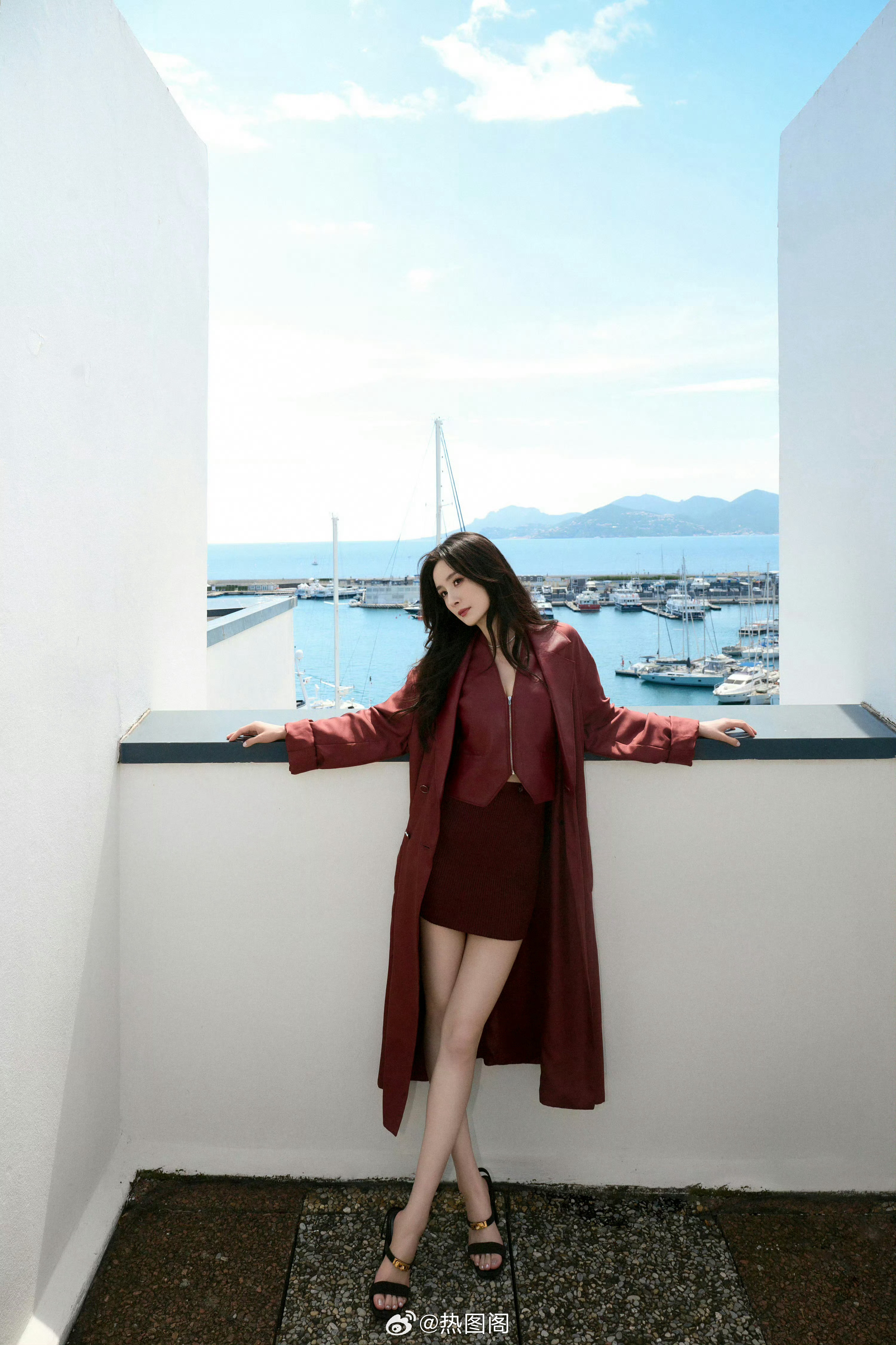 杨幂戛纳之行，收获满满。演绎爱马仕风衣与马甲裙～热图阁公众号