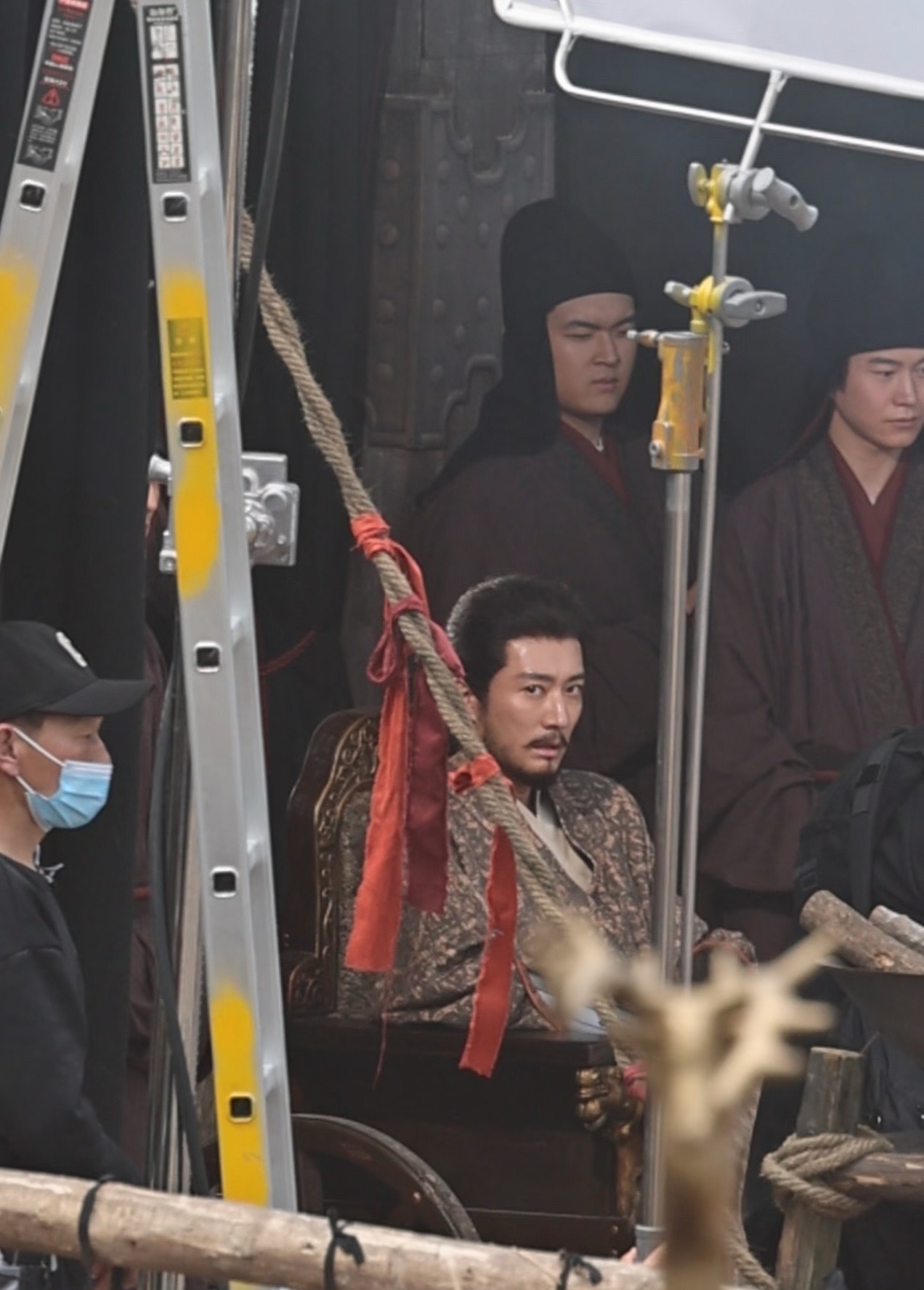 江山大同历史正剧的感觉来了，刘学义这个扮相实在是太糙了，很认真的扮丑。他五官其