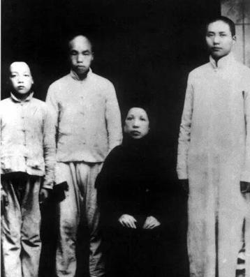 1965年曹耘山报考空军，拿到政审表格时，曹耘山睁大了双眼，在外公那一栏中赫然写