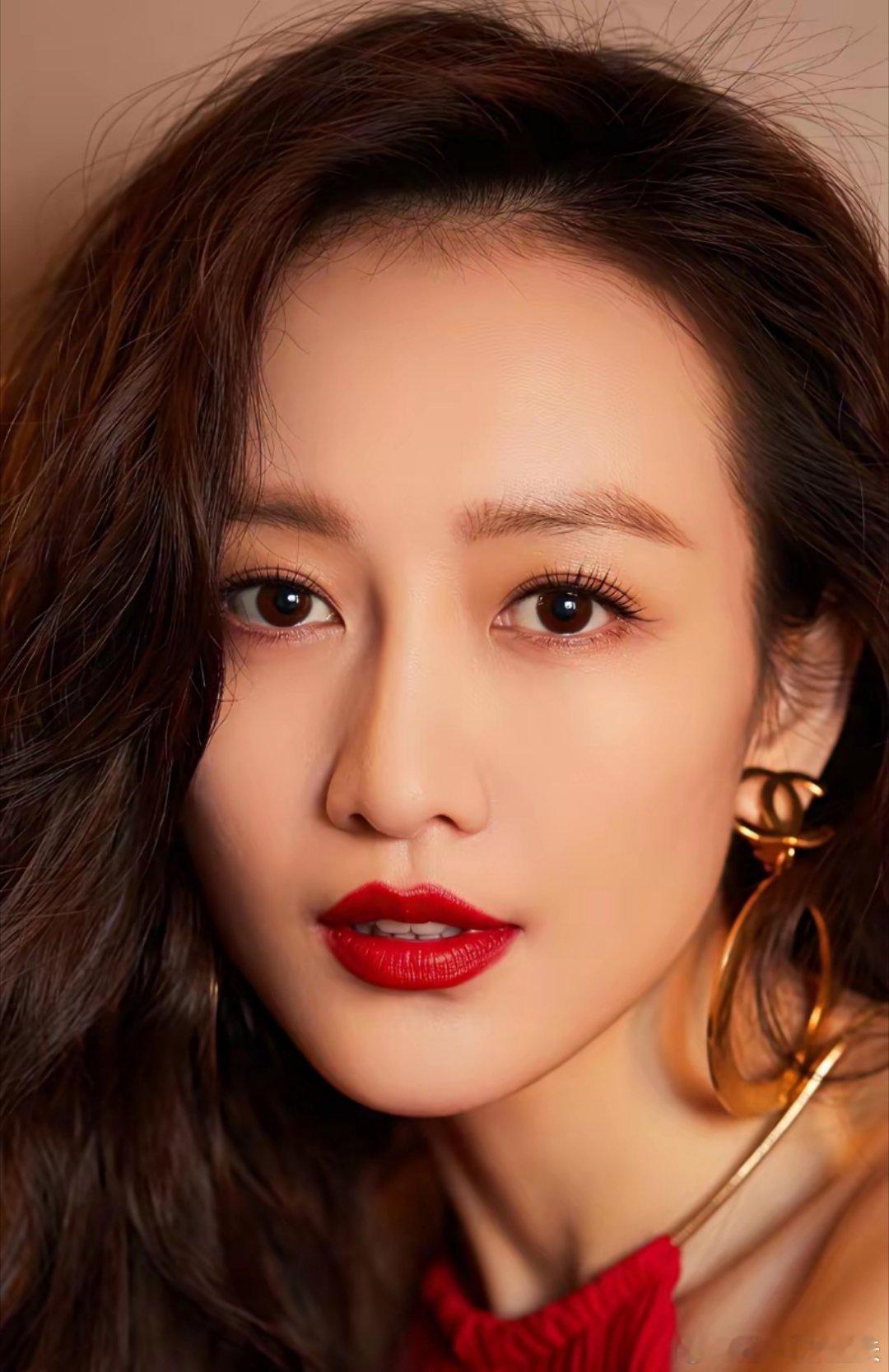 何九华和王鸥，冲上热搜！2月9日，八卦媒体拍到，何九华在棋牌室玩到天亮，接下来何