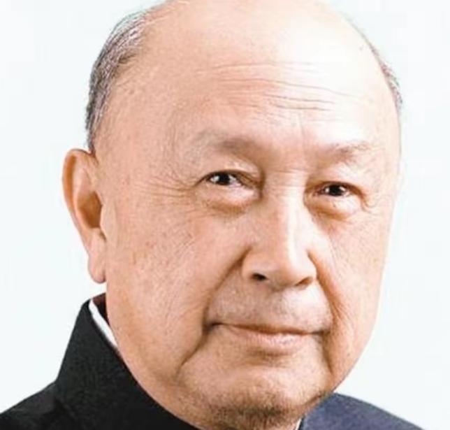 1964年冬夜，钱学森筷子尖悬在鸡肉上方半寸，突然厉喝：“别动！有苦杏仁味！”贴