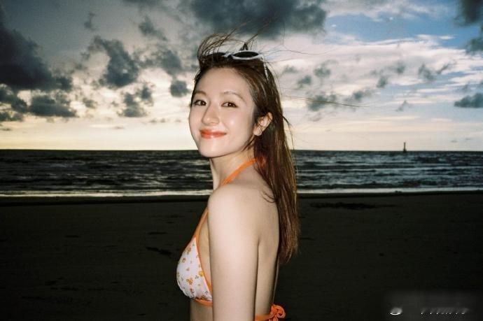 李兰迪比基尼wow，请姐姐色诱我吧，我一定心甘情愿钻进你的圈套[滑稽笑]​