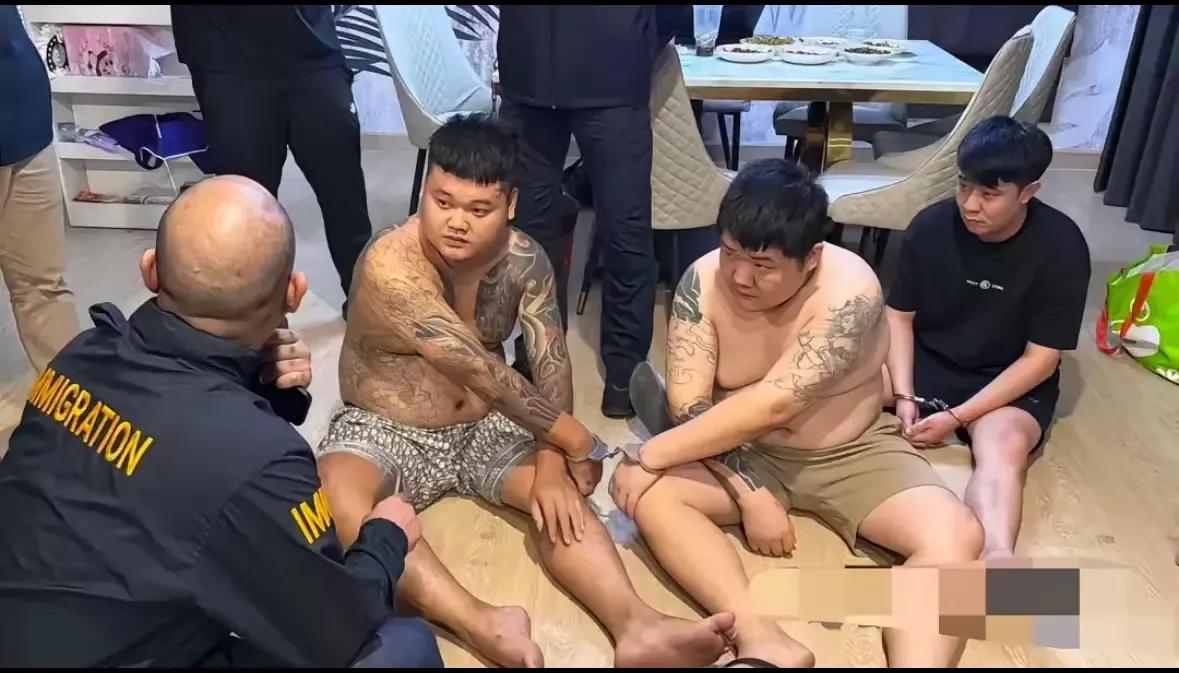 这就是在泰国囚禁3名女子的4位中国籍男性嫌疑人。四人身材矮胖，浑身龙纹画