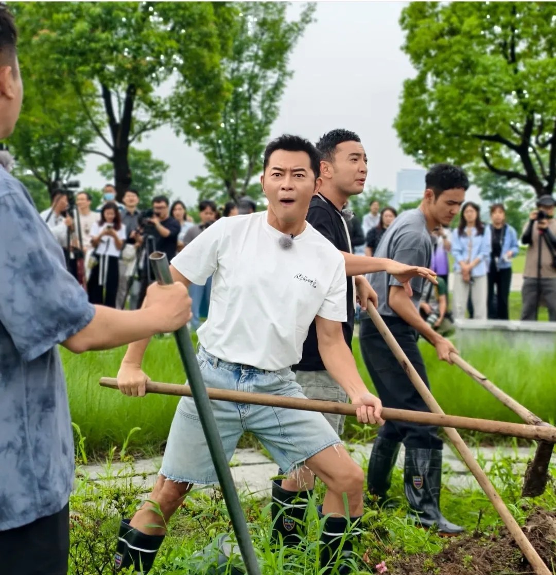 沙溢，这照片要是有邓超才完美。