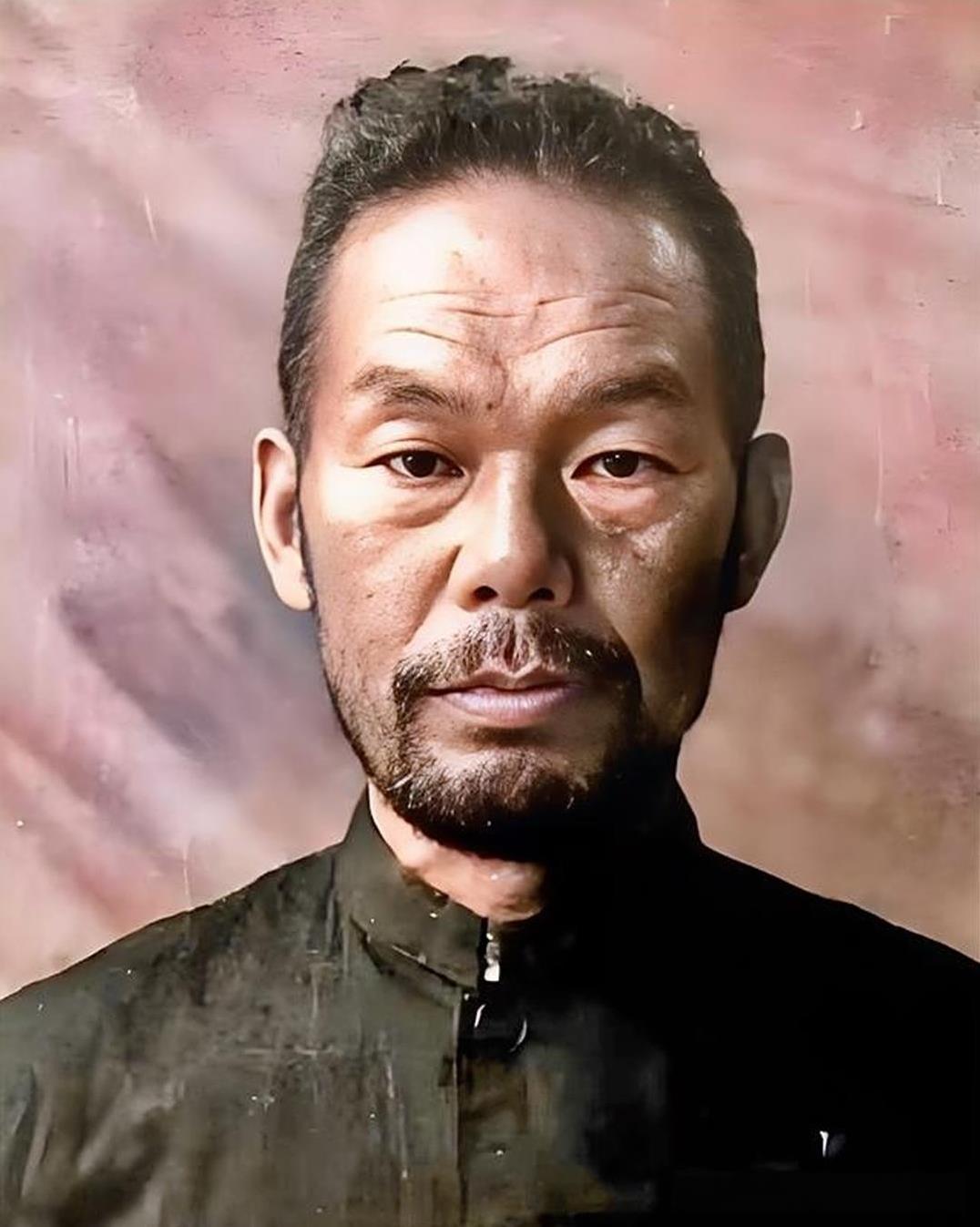 竟然花当时紧张的外汇，买进口药为他治梅毒。1959年，照片上这个满脸阴暗凶残的禽
