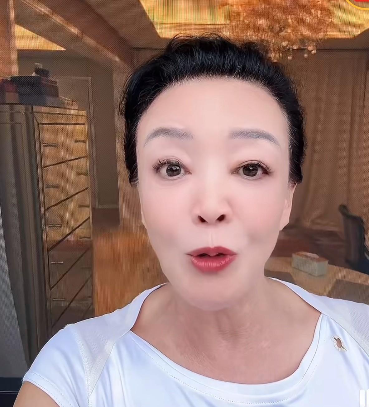难怪张兰这两天没直播！看她刚刚发视频才知道，又去参加女性企业家活动了！张兰不