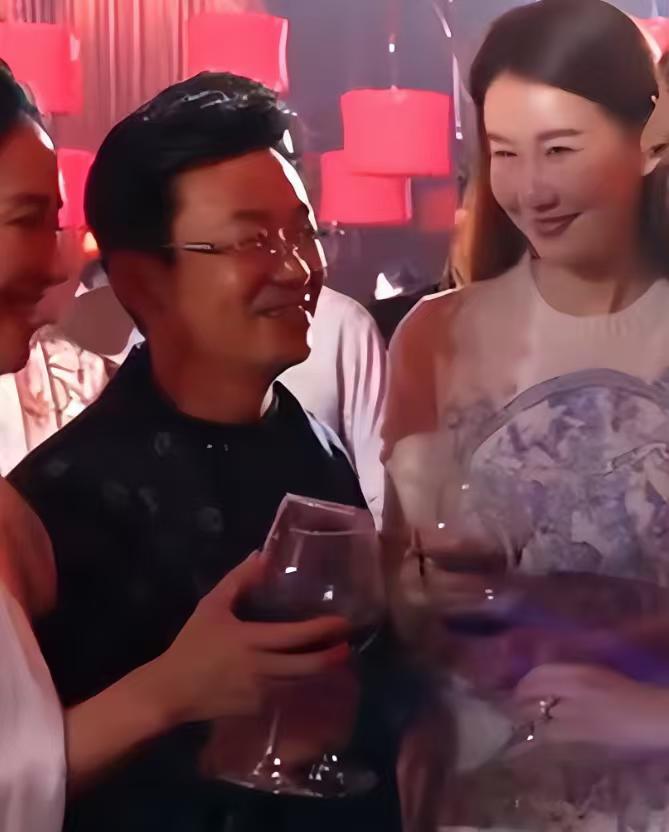王宝强女友看他的眼神，真的和马蓉大不相同！近日，王宝强和女友冯清出现在青岛一