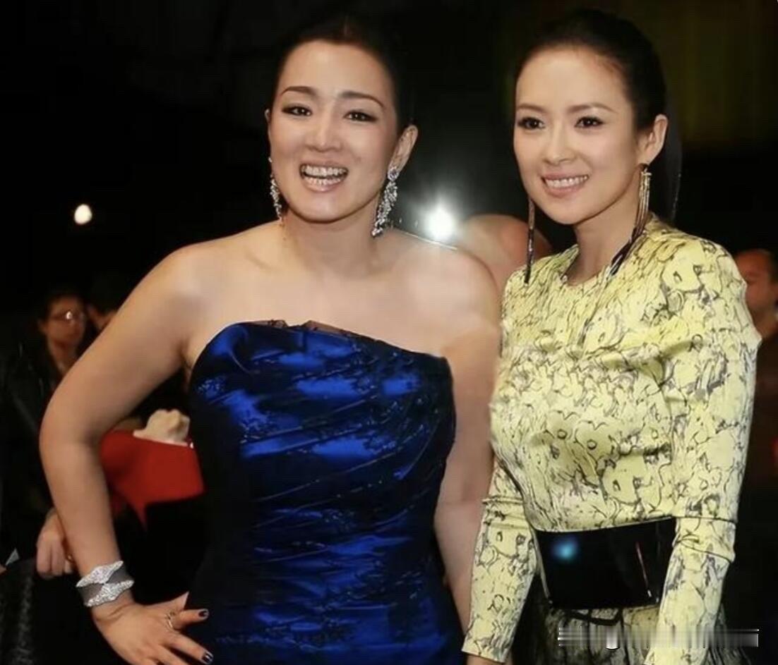 果然小脸，身材匀称的人更上镜一些，这样看起来章子怡比较精致，漂亮，性感，真的是老
