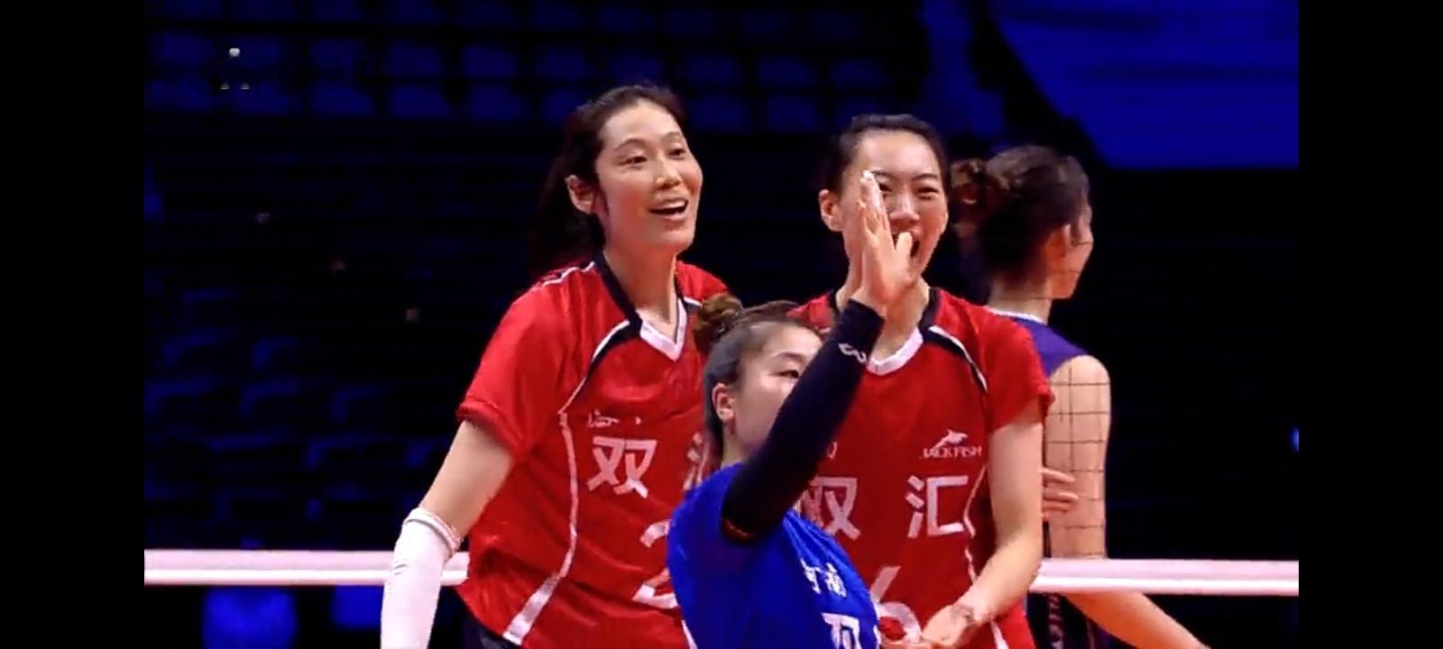 江苏女排25比17取胜第三局，3比0战胜河南队，取得五连胜。第三局河南队开局不久