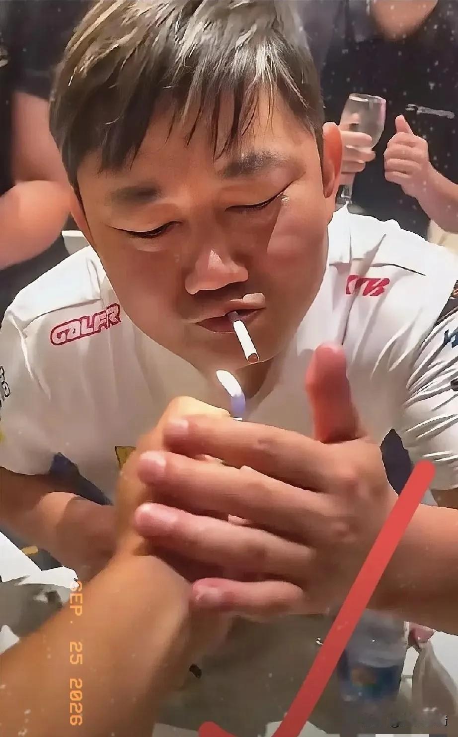网上流传一位张雪机车离职员工的看法：镜头里的张雪，和现实工作中的他，似乎是两种模