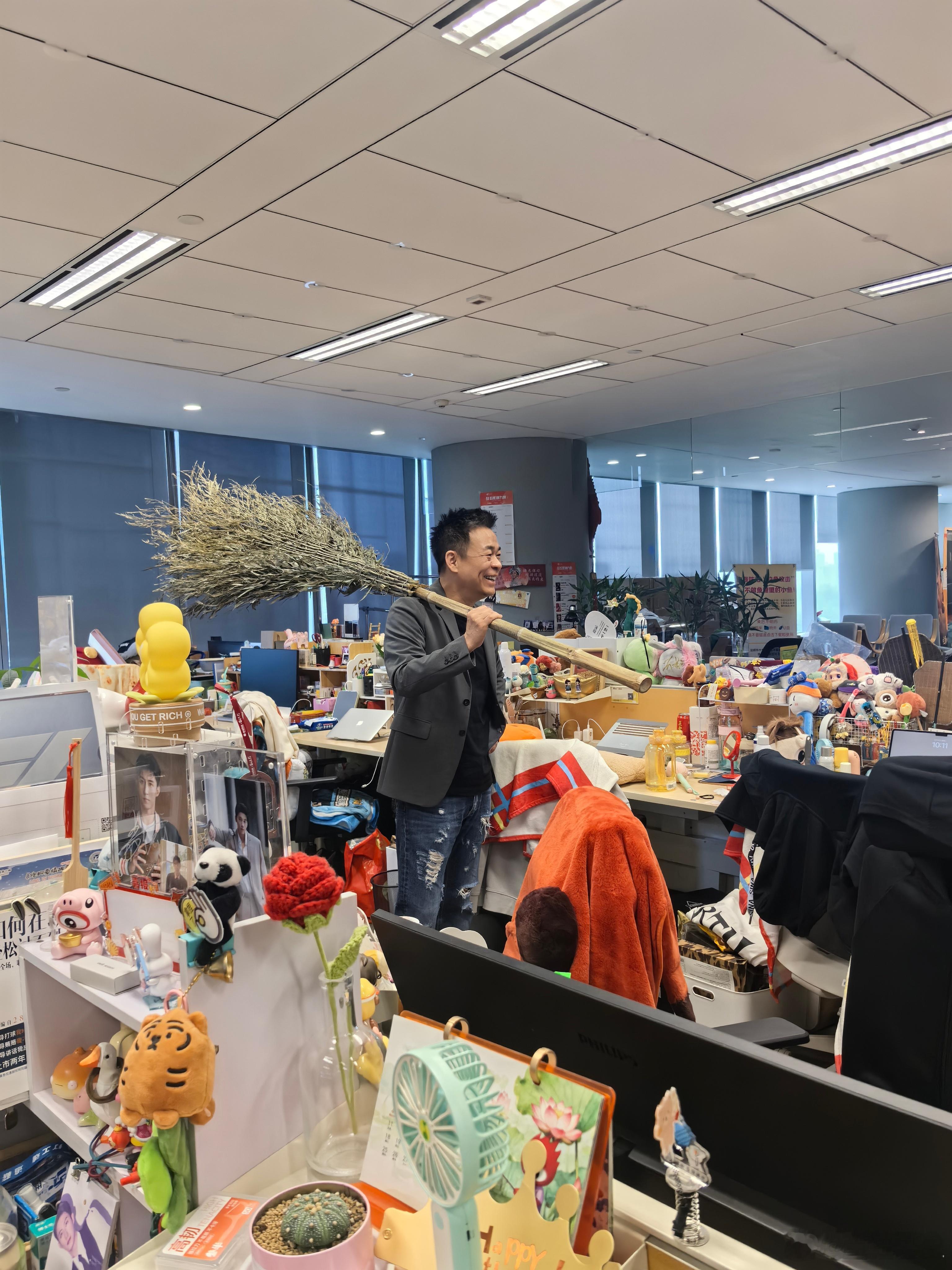 孙浩扫地僧真拿扫帚来扫楼了孙浩也太有梗了，这次扫楼全程笑点不断，待人特别随和接地