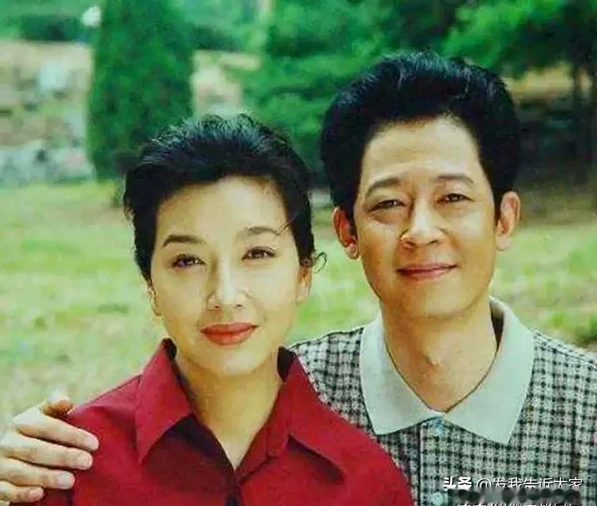 江珊从背后突袭拥抱王志文的瞬间，王志文笑得满脸褶子直晃肩膀，这哪像五十多岁的人啊