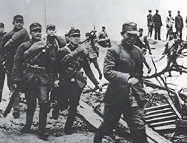 1949年，国民党准备撤往台湾时，戴安澜的遗孀王荷馨接到通知，对方开口就说：“去