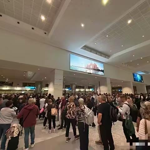 说出来你可能不信，超20000人滞留，迪拜机场已经没有航班了，一向壕气冲天的