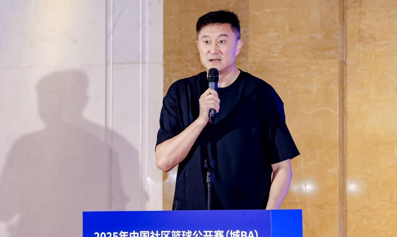 杜锋参加新闻发布会！7月12日早上，杜锋参加在北京举行的2025年中国社区篮球