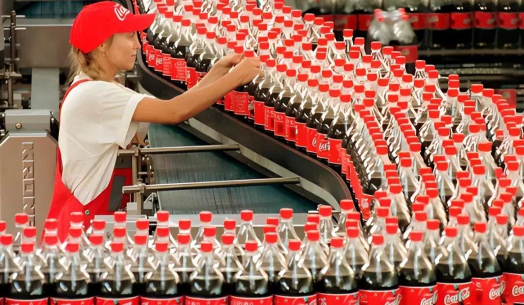 德国可口可乐工厂的三名工人最近火了！34岁的流水线主管约翰月薪税前8459欧，3