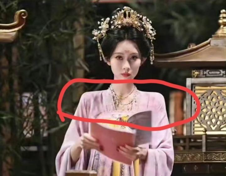 孟子义的肩不是垫出来的，是镜头骗了人。剧组连夜拆了垫肩，六套礼服重剪，领口往下