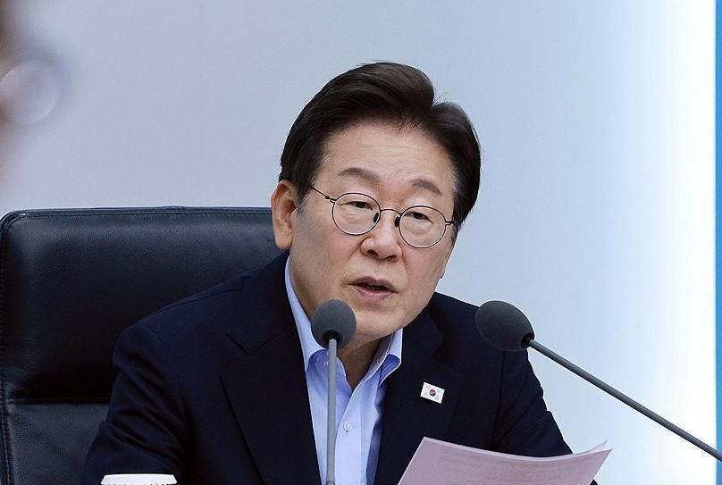 韩国总统李在明6日就共同民主党议员李春锡涉嫌以辅佐官名义进行代持股票交易一事作出
