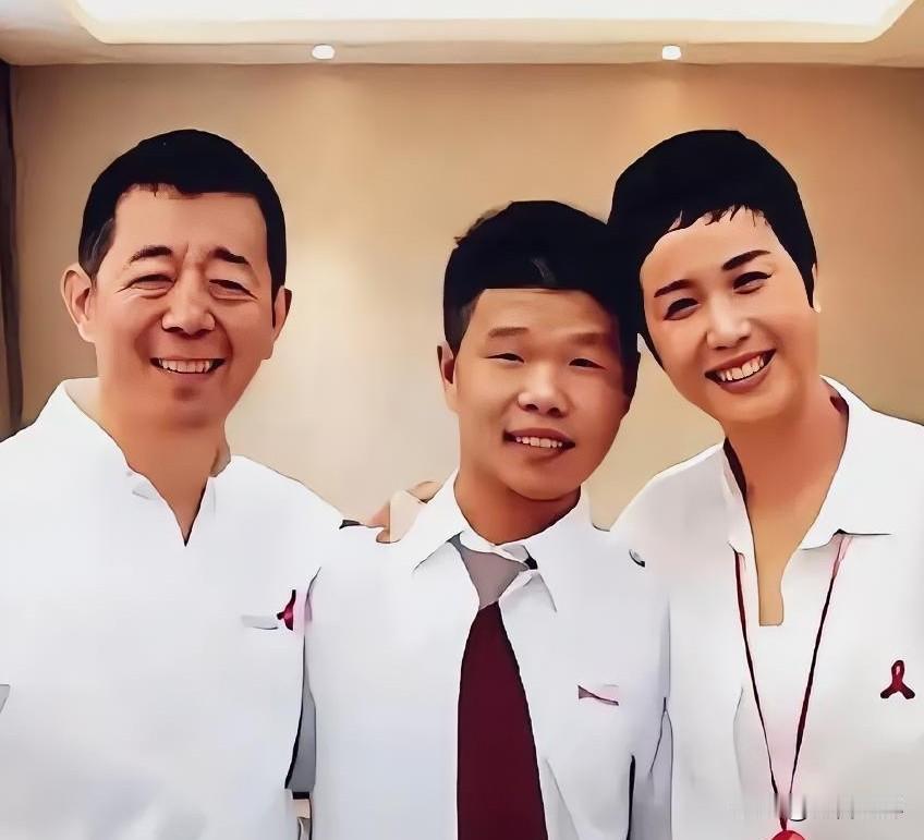 这样的幸福照，估计大家都在误读，反正不相信他们是一家子。尽管他们那么亲密，那么幸