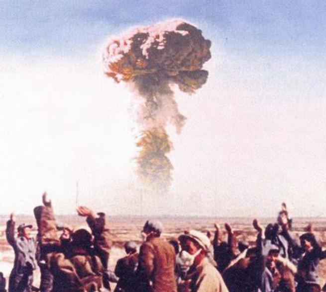 1964年，我国第一颗原子弹爆炸成功。当工作人员把消息告诉毛主席的时候，毛主席立