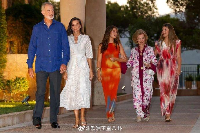 前两天西班牙国王菲利普六世、王后莱蒂齐亚、莱昂诺尔公主、索菲亚公主和索菲亚王后出