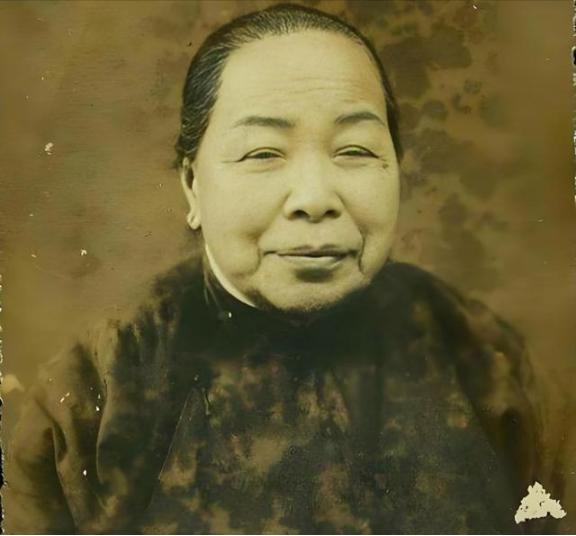 1965年，周总理亲自批示，秘密安排一位96岁的老农妇送往台湾。蒋介石和宋美龄得