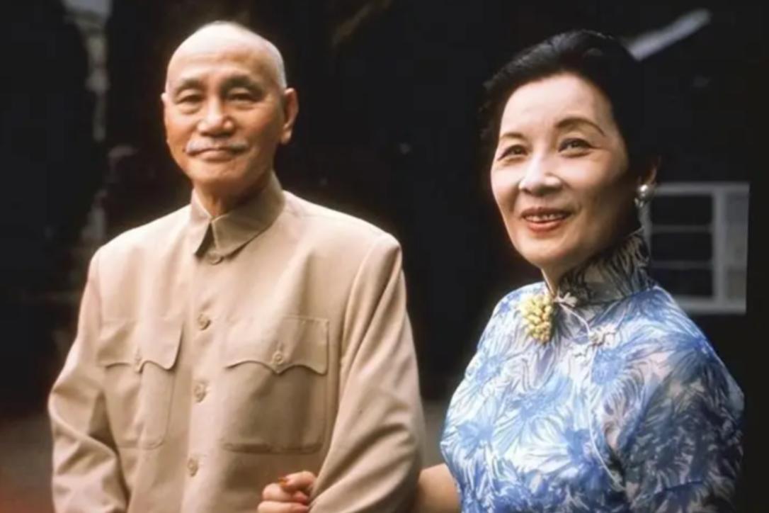 蒋介石晚年曾对亲信坦言：1948年为了宋美龄而停止上海“打虎”，那一刻，他把自己
