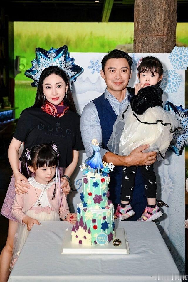 咱就说这对夫妻也太真实了！贾晓晨复出拍戏新剧刚杀青，老公樊少皇就火速喊话“带娃太