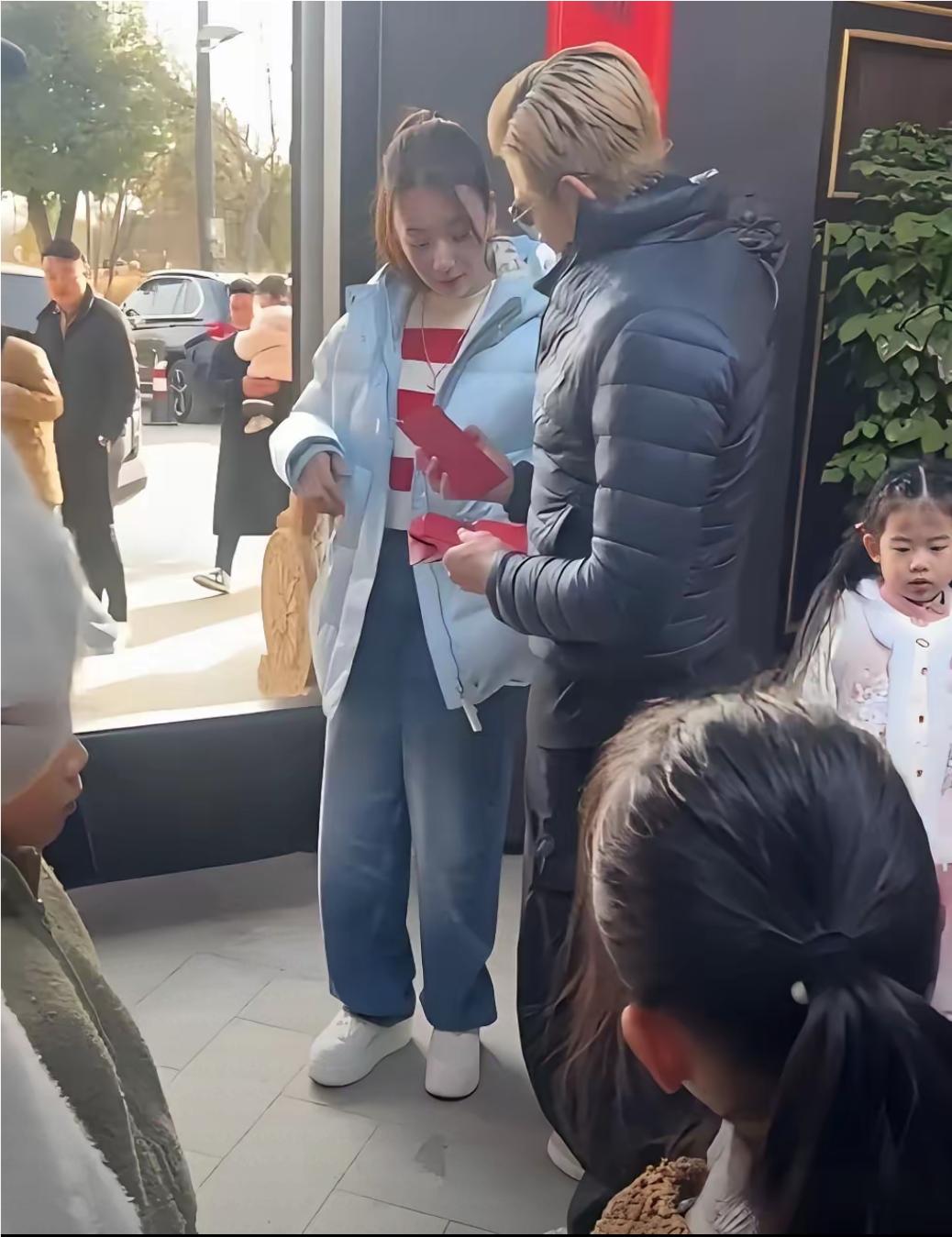 郭富城真是好女婿，好丈夫！59岁郭富城陪妻子方媛回安徽，和陪岳父岳母，一起过年，