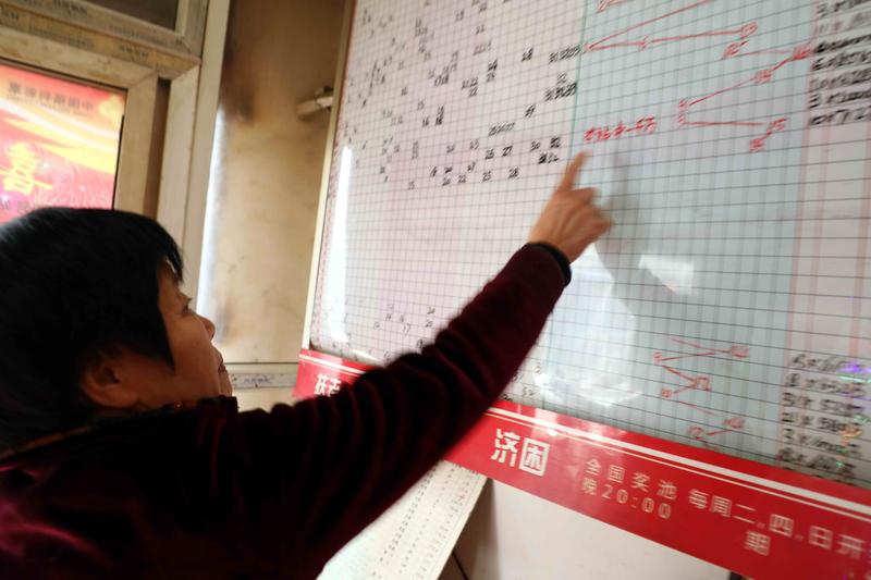 想提高福彩双色球中奖率,有些小窍门可以试试。热冷门号码分析法值得一用。统计各号