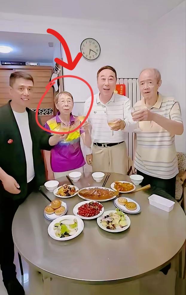 中秋之夜，当冯巩风尘仆仆从合肥赶到天津姐姐家时，迎接他的不是豪宅盛宴，而是一句沉