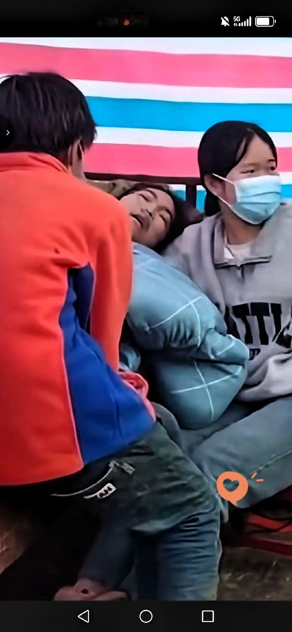 女子病危，前夫不收，娘家不接，两个孩子跪求爷爷才在院子里搭了个塑料棚。你看这新