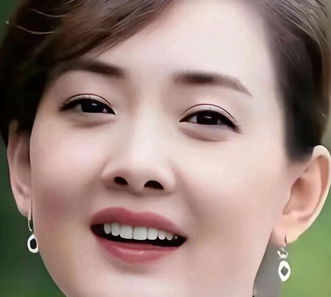 不知道她是怎么想的，以前的她那么漂亮，长相清纯，又美又飒的，不论是谁看了都会觉得