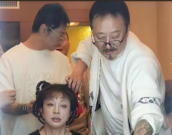 75岁的刘晓庆确实是老了，一副“老人相”，皮肤黝黑，皱纹横生，她的这两位化妆师也