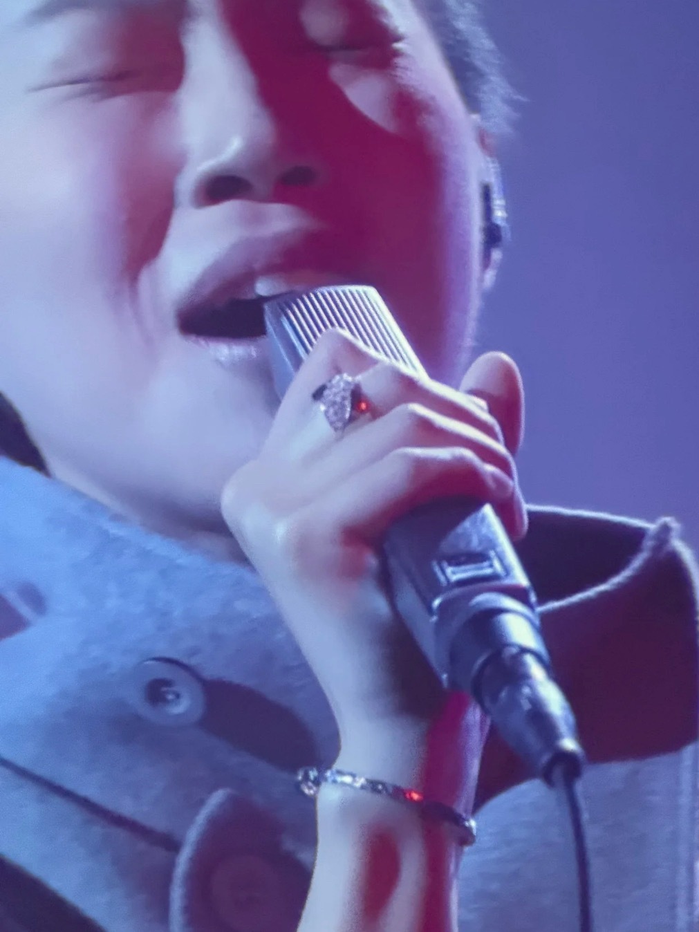 窦靖童麦克风全网的音乐爱好者今晚都在搜这只麦克风吧？窦靖童今晚把森海塞尔的MD4