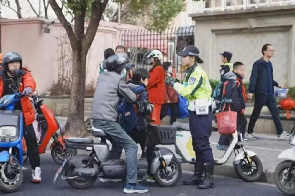 严查电动车接送小孩！接娃怎么办？国家新规定：把方便留给群众！-2026年