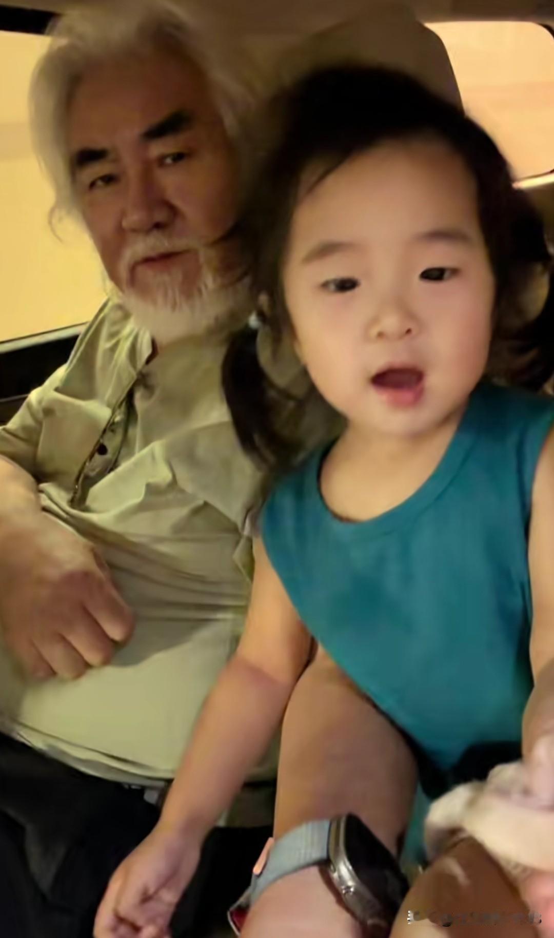 张纪中导演和龙珠宝贝一起唱歌，小美女越长越好看，眼睛像爸爸，脸型像妈妈。小龙