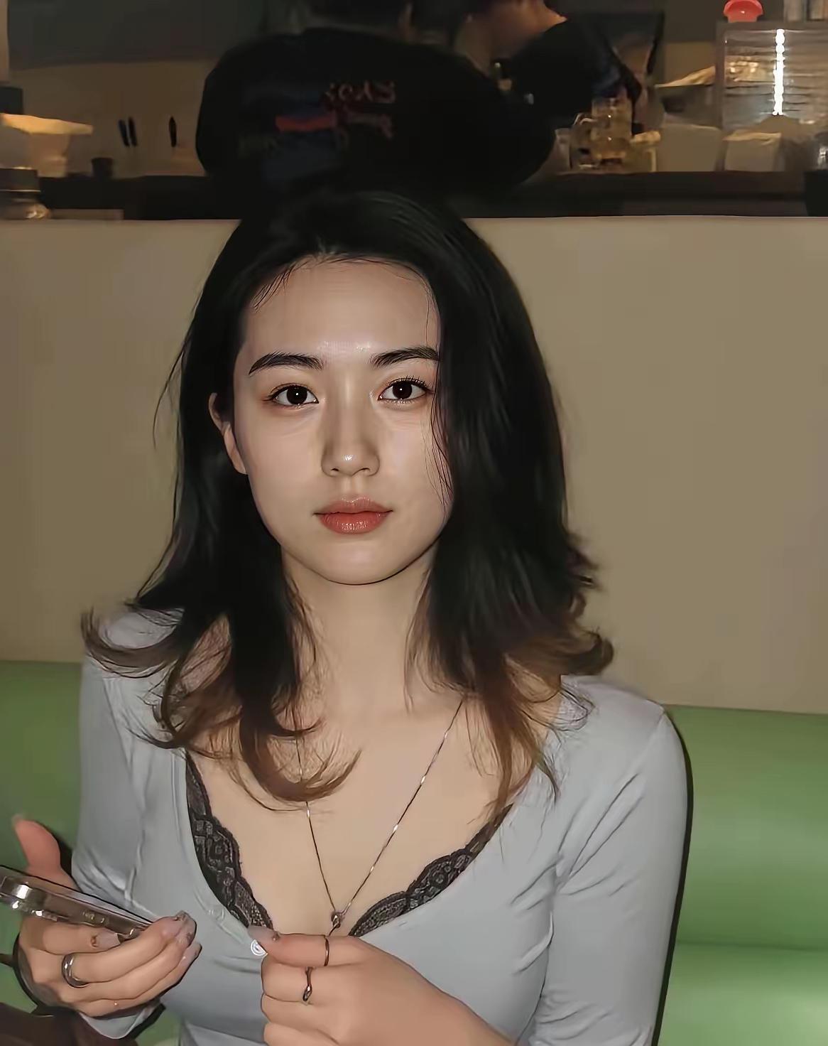 闺蜜说婚介要生活照，她拿出这两张生活照问我咋样？我沉默一下说道：“这次你又黄