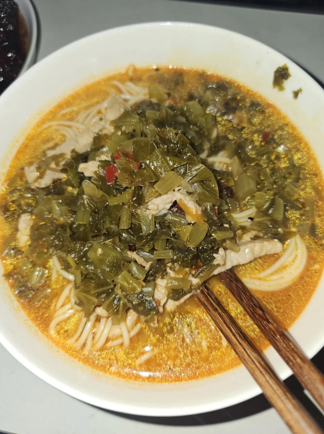 8.19丨杭州吃饭日记今天晚餐：自己做的雪菜肉丝面+昨天没吃完的梅干菜烧肉总