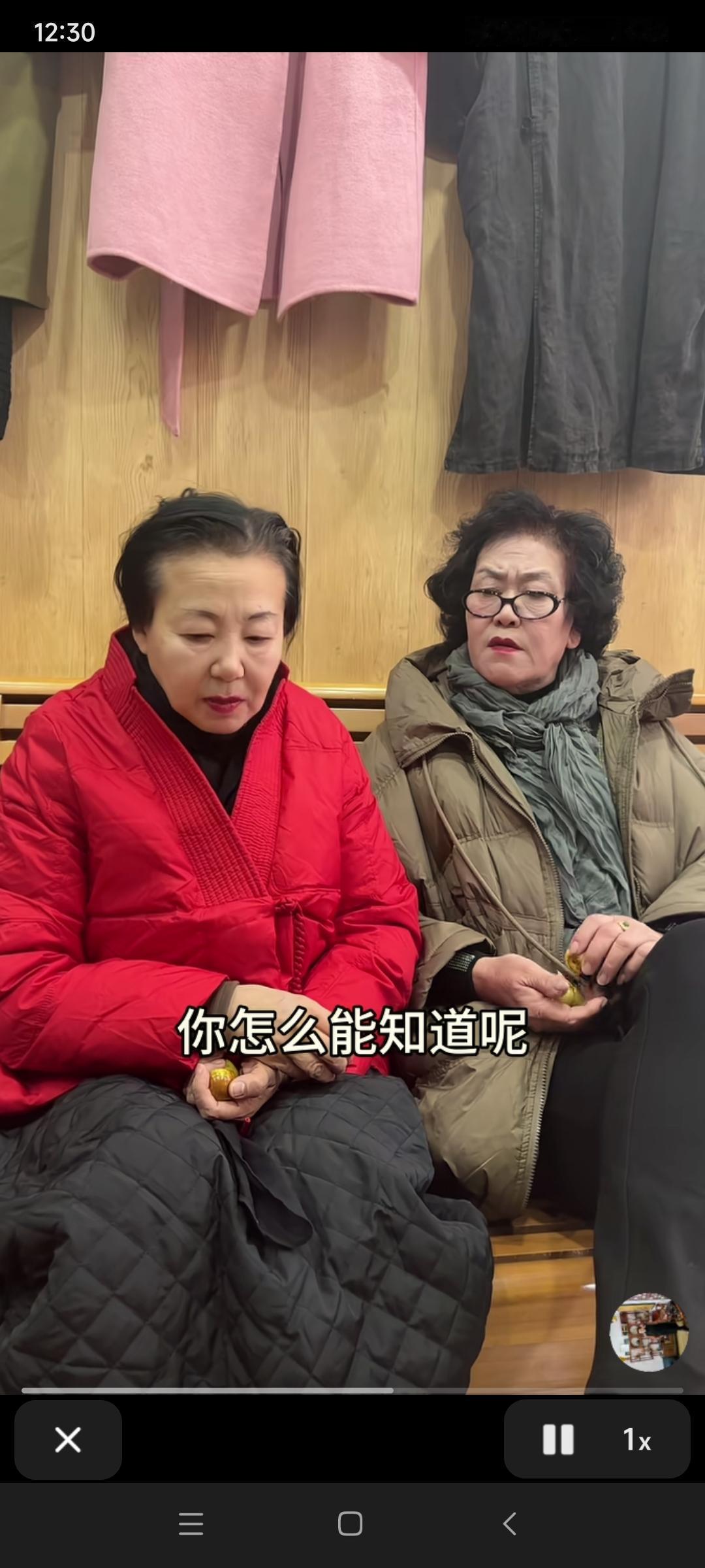 这老姐俩，真不愧是天津人，每个段子就是一段相声。穿红衣服的说话慢条斯理，连吃个枣