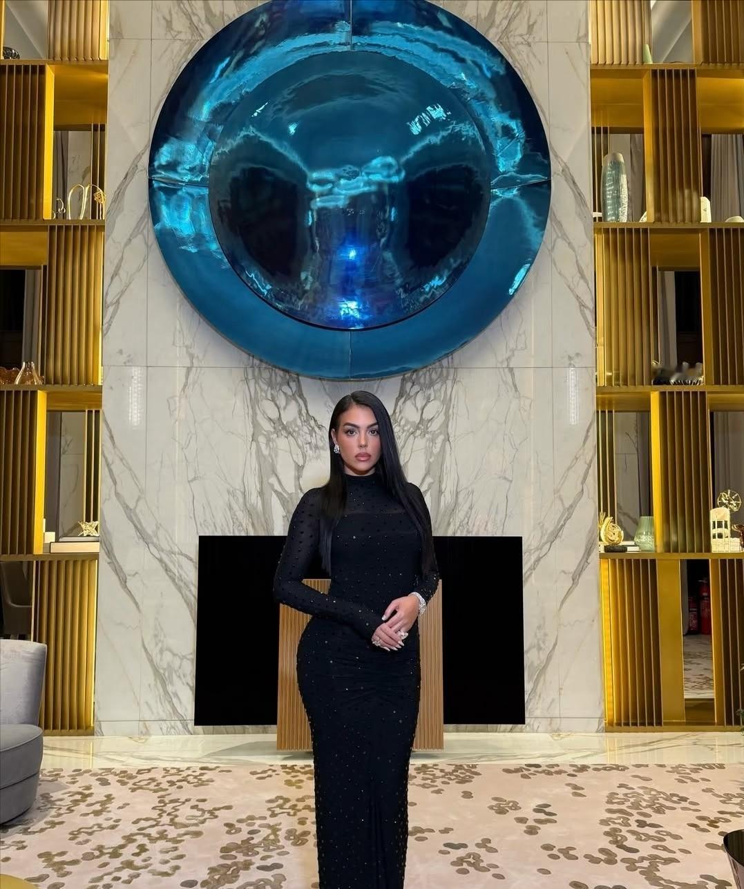 C罗带着未婚妻闪耀环球足球奖颁奖礼，乔治娜一身裹身裙，通身戴满了钻石，将贵妇范儿