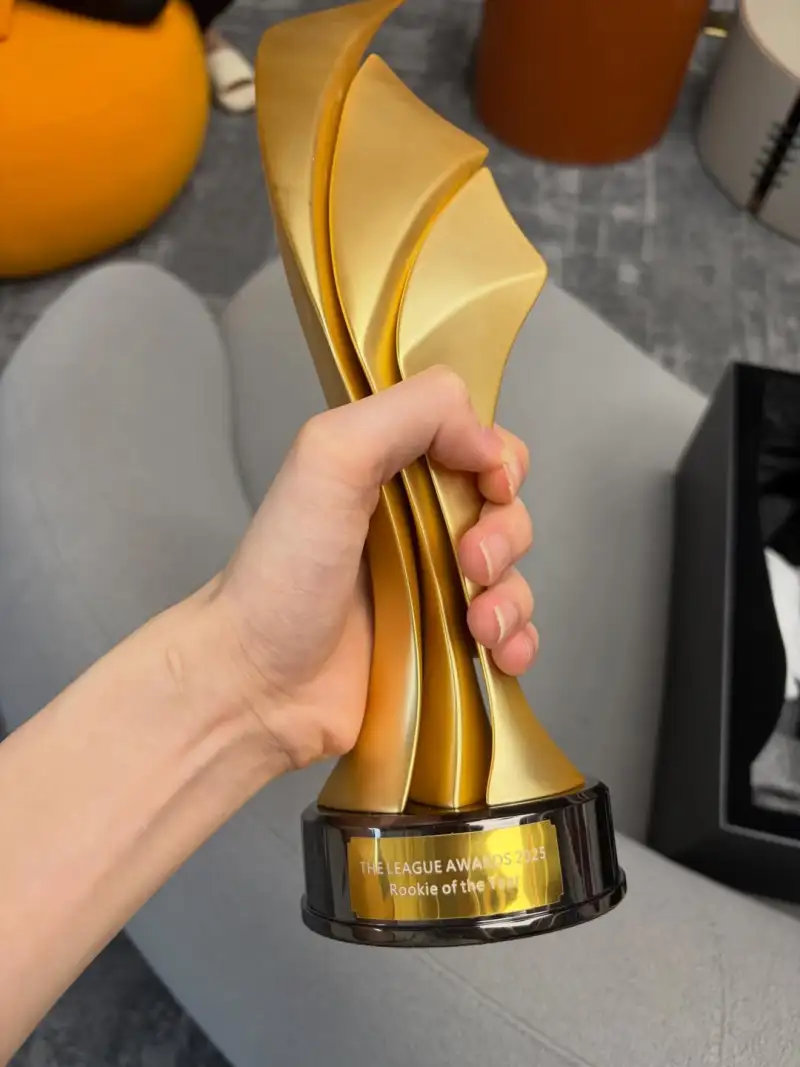 今日HongQ分享2025年度最佳新秀奖杯，配文如下：感谢联盟颁奖典礼的认可，非