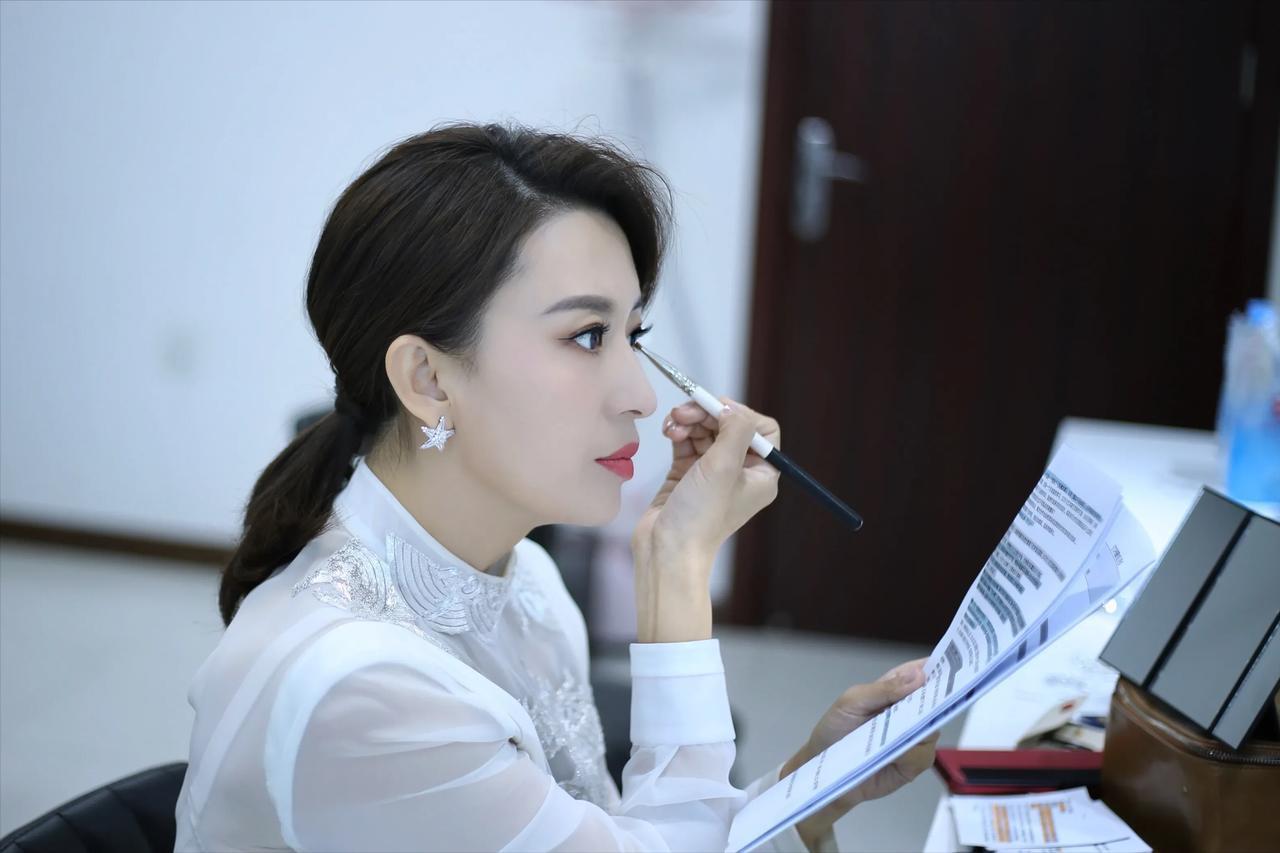 央视女主持人们的办公室拍照，原来私下与普通打工族并没多大区别啊！照片中，央视