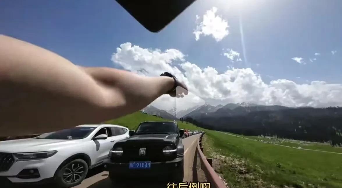女司机逆行插队，导致一条路堵死！男子气不过，质问她为什么插队？不料，女子理直气