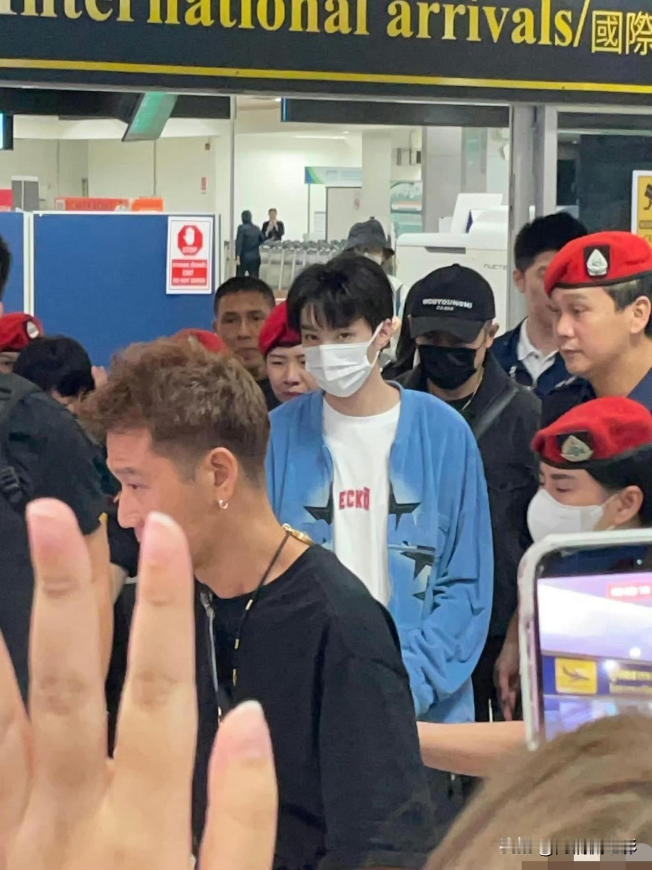 王俊凯顺利空降泰国清迈，正式进组录制《中餐厅10》。他一现身就引爆现场超高人气，