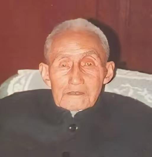 被俘后欲自尽的国军军长：因20岁漂亮妻子放下枪，功德林最忌人说“麻”194