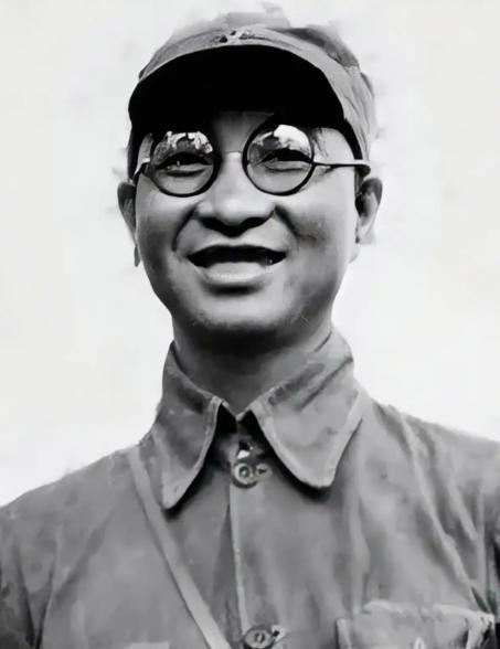 1948年，洛阳战役，我军全歼青年军第206师，看着横七竖八的学生兵尸体，陈赓无