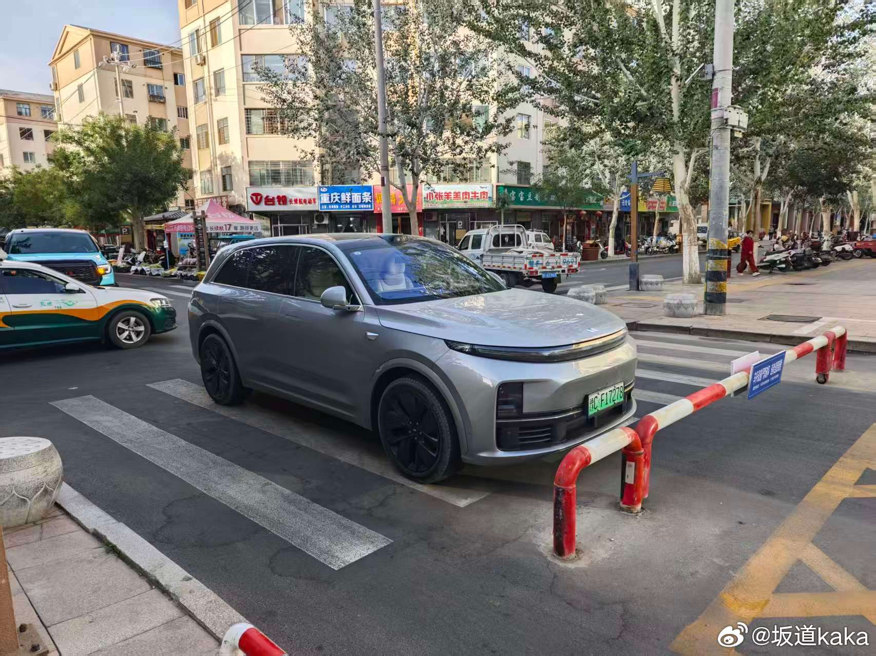 不至于吧，这都能被我遇到，真就每条斑马线都有你？不是说网友大检举之后，车主会收敛