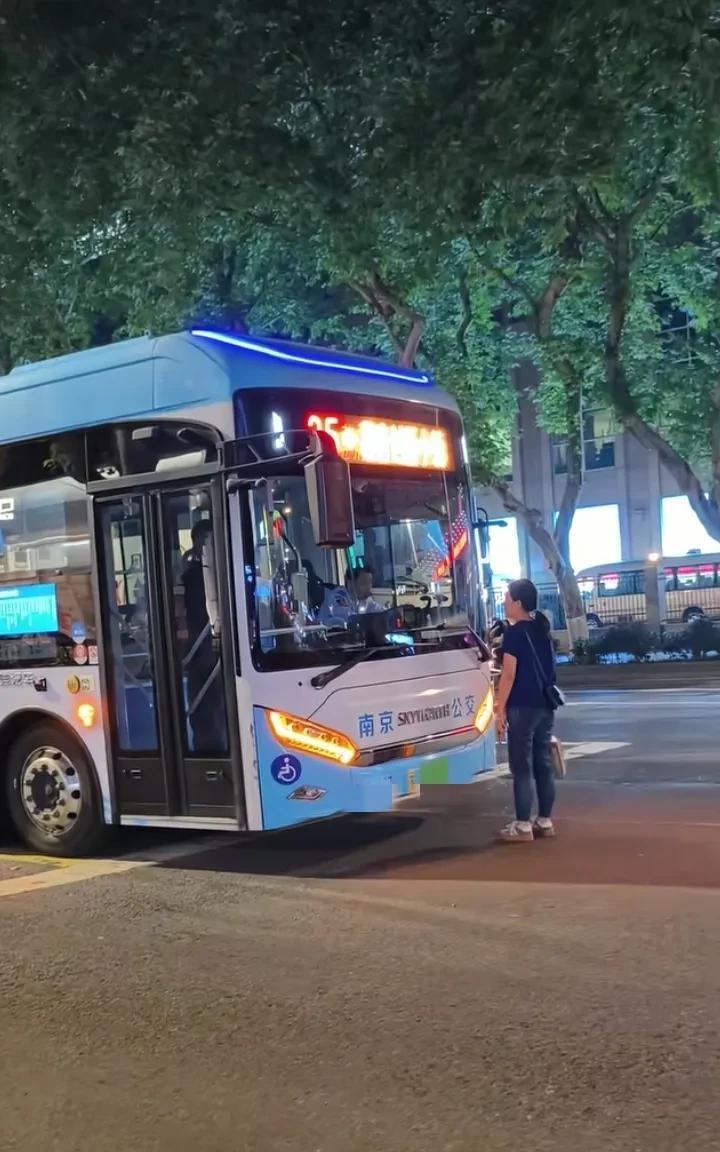 南京新街口南，一公交车在等红绿灯，一女子跑了过来，说要上公交车！但这里不是站台，