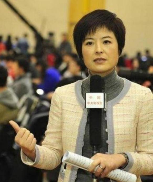 42岁的央视主持人张泉灵辞去工作后，趁着60岁的丈夫不注意，带着存款14